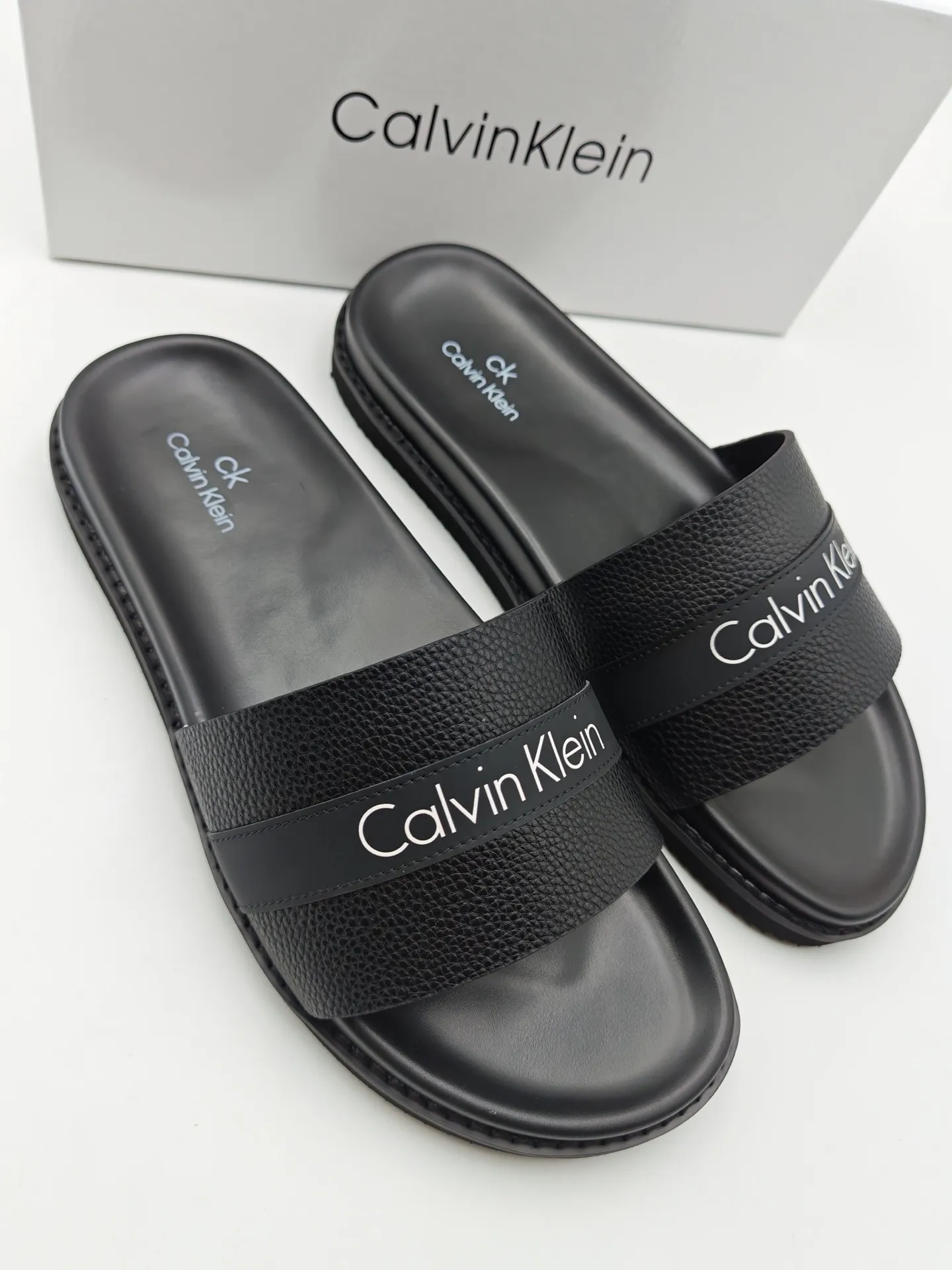 Men's shoes 💰300 Calvin Klein CK men's slippers, the upper of this slipper is made of imported cowhide, and the sole is also imported new EVA material. The foamed ultra-light outsole is more non-slip, three-dimensional and skin-friendly. Available from stock, long-term availability, Size: 38-46 yards.